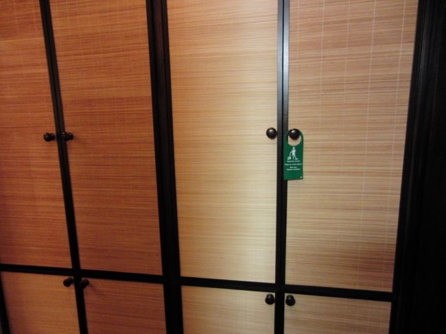 ホテル<br />なぜかアジアンテイストな<br />すだれ風クローゼット