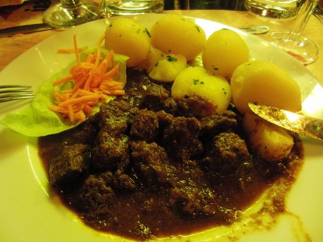 6日目の夕食<br />まあまあ美味しかったです。<br />ここにもバンドがいました。