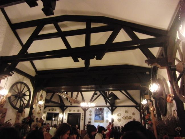 フォークロアディナーショー<br />山小屋風の建物に入ります。<br />他にも部屋があり広い施設です。