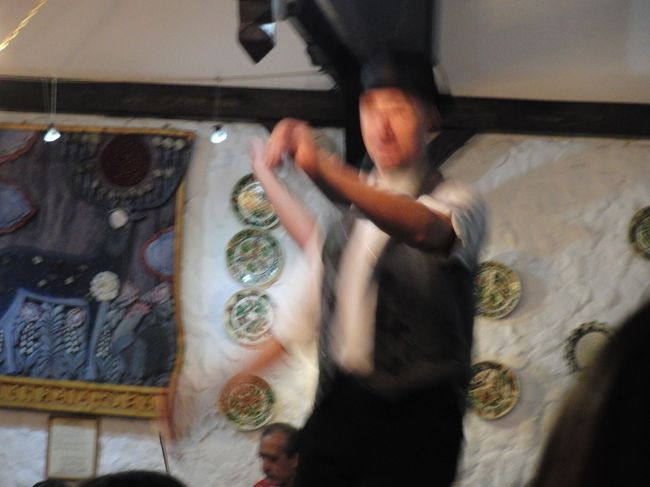 フォークロアディナーショー<br />手や足を叩いて踊っています。