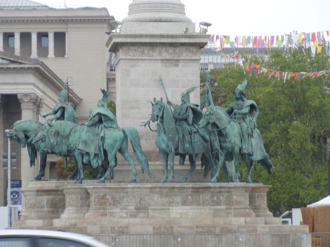 英雄広場<br />道路の向かい側から撮ります。