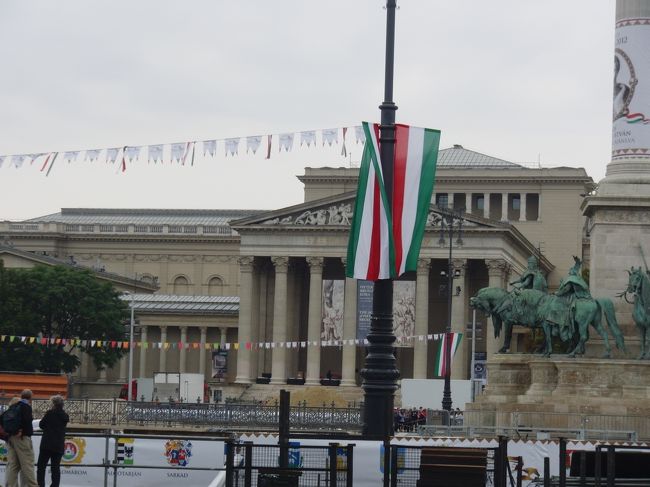 英雄広場<br />柵があり中に入れません。<br />年に1回の競馬？があり設営中とのこと。<br />広場に砂がひいてあります。<br />奥は西洋美術館