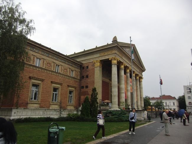 英雄広場<br />ミューチャルノク（現代美術館）