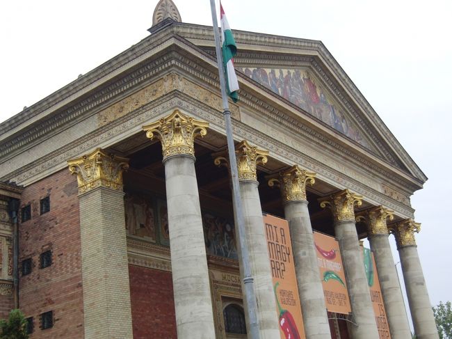 英雄広場<br />ミューチャルノク（現代美術館）