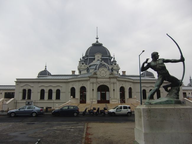 英雄広場に向かって右側にあった建物<br />かっこよかったので<br />バスの中から撮りました。