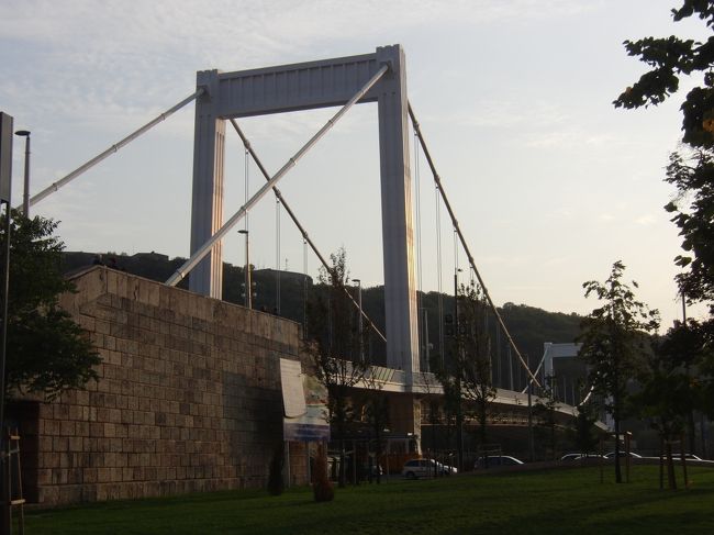 エルジェーベト橋<br />ちょっとした広場があります。