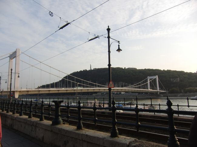 川沿いを歩きます。