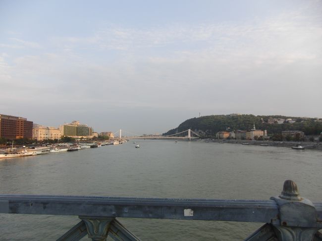 くさり橋<br />ドナウ川は大きいです。