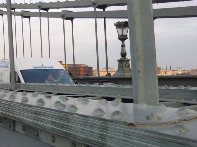 くさり橋<br />車道の両側に歩道があります。