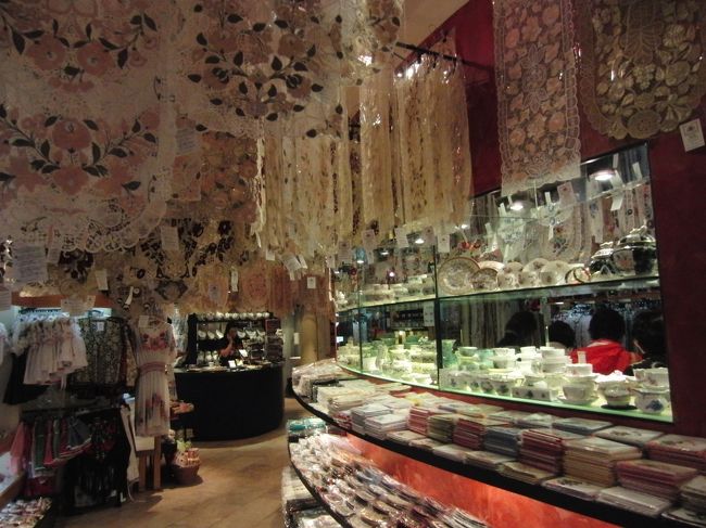 お土産屋さん<br />刺繍やチョコ・トカイワイン<br />フォアグラの缶詰・はちみつなど<br />色々あります。<br />試食もたくさんありました。<br />みんな買うからでしょうね。<br />買い物してもバスに置いて観光できるのが<br />ツアーの良い所です。