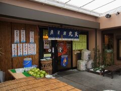 観光客向けの人気店「魚河岸丸天」は市場周辺に２店舗あります。
http://www.uogashi-maruten.co.jp/

開店前の写真ですが、一回りしたら並んでました。