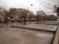旧港前のシャルル・ド・ゴール自由広場です。
木々が落葉しているのでさびしいかぎりです。