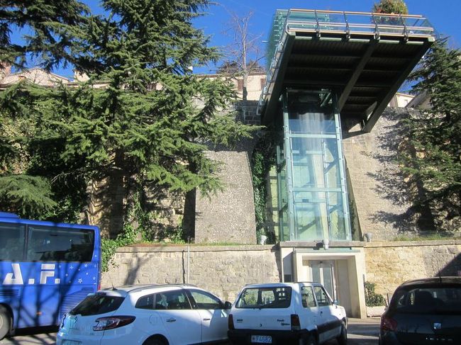 エレベーターを使用し、さらに上を目指します。