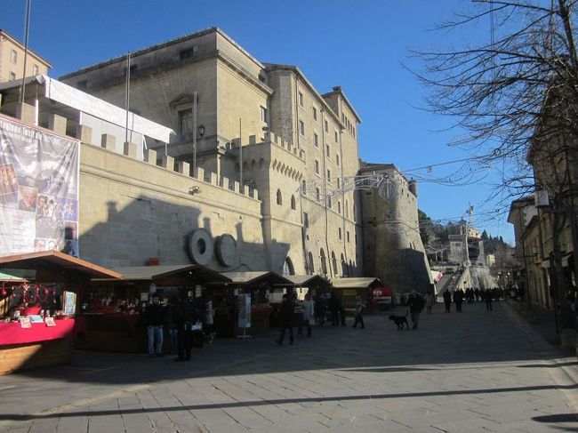 首都サンマリノの人口は5,000人、国全体でも30,000人という小国です。