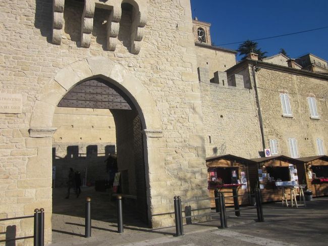 サンフランチェスコ門です。ここが旧市街への入口となります。