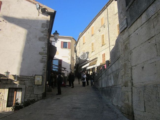 古い街並みをずんずん進んでゆきます。