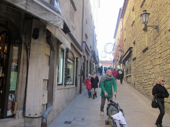 年間300万人の観光客が訪れる観光国です。