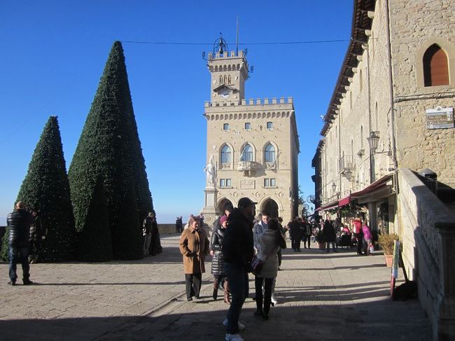 リベルタ広場にやってきました。正面に見えるのはサン・マリノ政庁です。