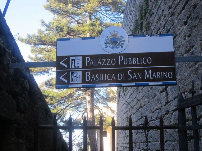 こういった標識があちこちにあり、道に迷うことはありません。