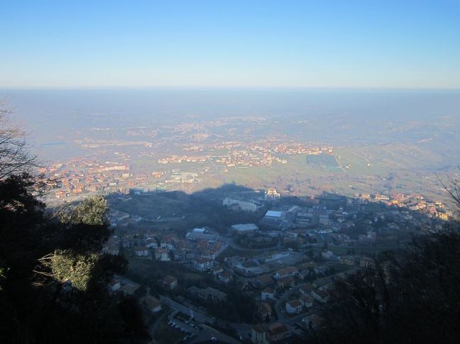 このような立地にあることが1,700年も独立国を守ってきた理由かもしれません。<br /><br />