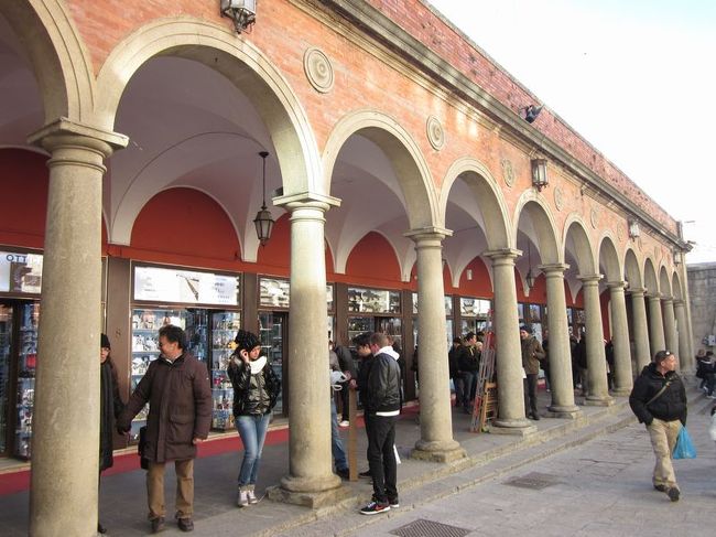 歴史を感じさせるアーケードです。