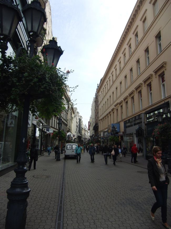 聖イシュトヴァン大聖堂を見たあと<br />ヴァーツィ通りを通って中央市場に行きます。<br />歩行者天国です。