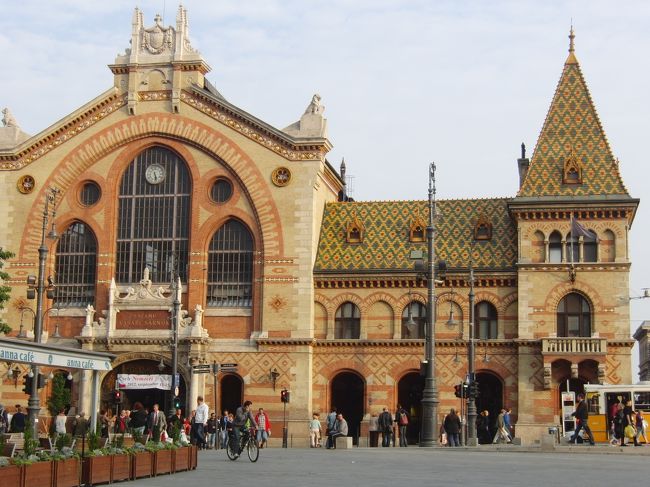 中央市場<br />想像より立派な建物です。