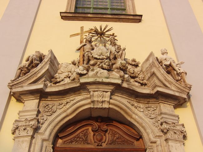 入口上部<br />中も入れます。<br />写真撮影は別料金でした。<br />なぜかテンションが上がらず<br />見るだけにしました。<br />大きな絵がありました。