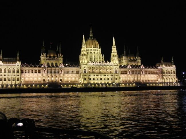 ドナウ川ナイトクルーズ<br />ここから携帯（iphoneでもない）で撮りました。<br />そこそこ撮れてる？