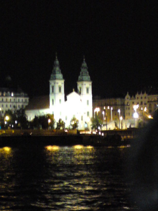 ドナウ川ナイトクルーズ<br />旧市街地区教会もライトアップされています。