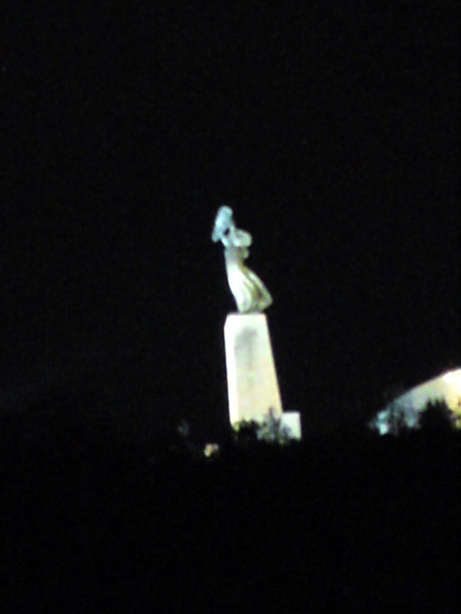 ドナウ川ナイトクルーズ<br />ゲッレールトの丘の自由像