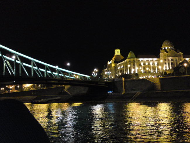 ドナウ川ナイトクルーズ<br />ガラス張りの中からも見ることができます。