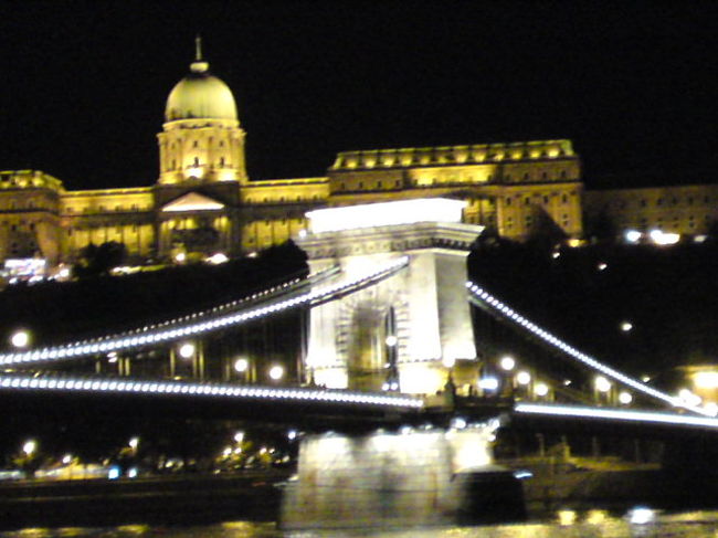 ドナウ川ナイトクルーズ<br />鎖橋と王宮
