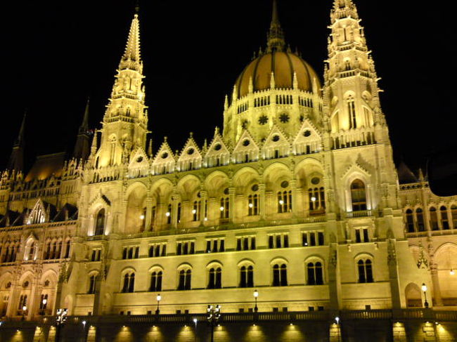 ドナウ川ナイトクルーズ<br />防寒対策は忘れずに。