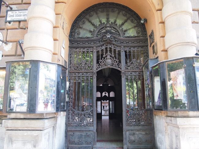 装飾の華麗なアイアンの扉を　あちこちの建物に見かけます。