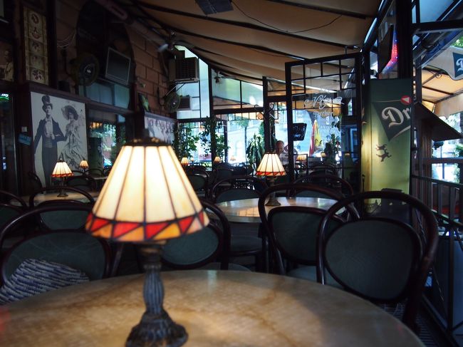 途中、通りすがりのカフェで　一休み。