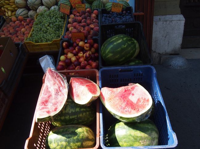 ダイナミックに割られた　スイカ。　こんな姿で売り物？・・・