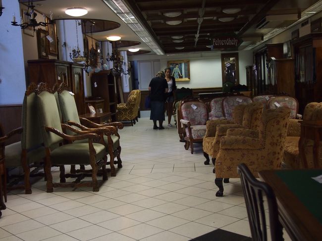 あまり時間もないので　表から覗いてみて　好みのものがあれば入ってみます。