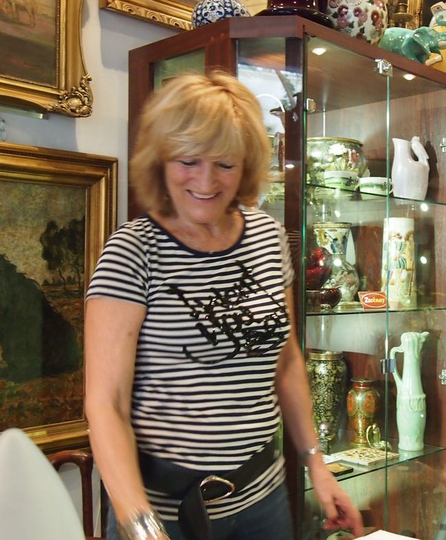 オーナーの奥さんのよう。　購入したい商品の値段交渉で　オーナーに電話、こちらサイドの希望金額まで　下げてくれました。