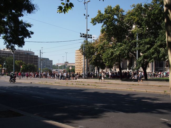 今日も　国会議事堂の前は　見学者の長蛇の列。
