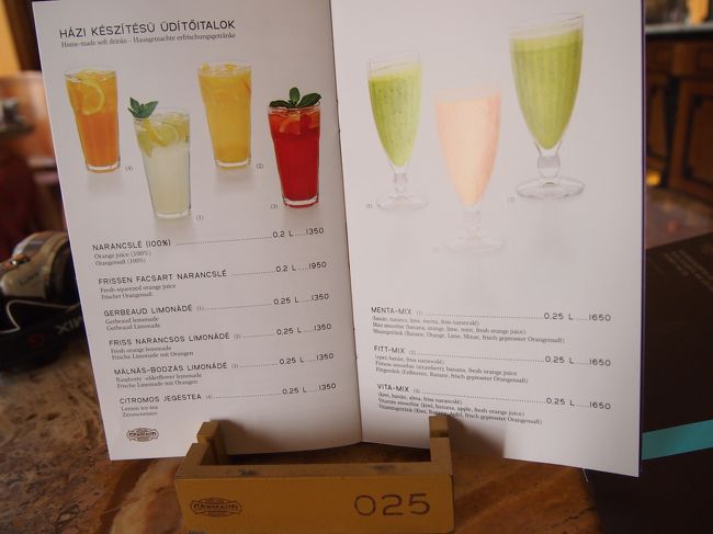 メニューを見て目移りしますが　ケーキを注文。