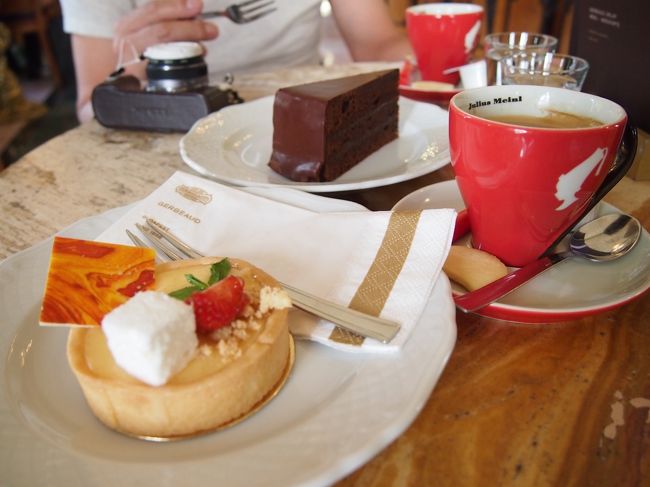 コーヒーとケーキを平らげ　急げ　ホテルへ！