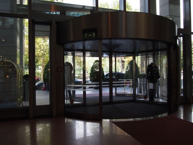 預けてあった荷物を受け取り　タクシーで　空港へ。