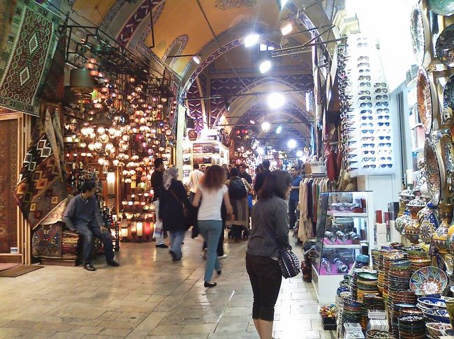 そこはトルコには珍しい長髪オヤジが<br />言葉巧みに見事に日本人の求めそうな土産を勧める小さな店。 <br />だが、思惑どおりになりたくないので <br />他では売ってなかった“トルコアイスの素”だけ買ってそそくさ出る。 <br />