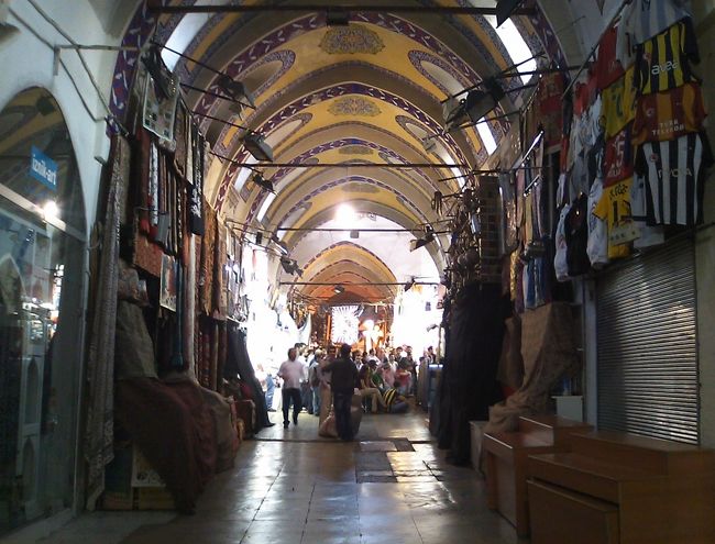 まだ閉店には早いのに、バタバタと店が閉まりだした。 <br />昨夜レストランで見たサッカーの試合がこの夜もあり <br />バザールの男達は、みんなでテレビの前に集まってたのだった。 <br />