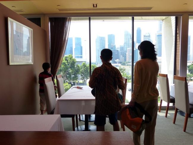 元旦お昼のお店は空いていて、窓側のテーブル席に案内されました