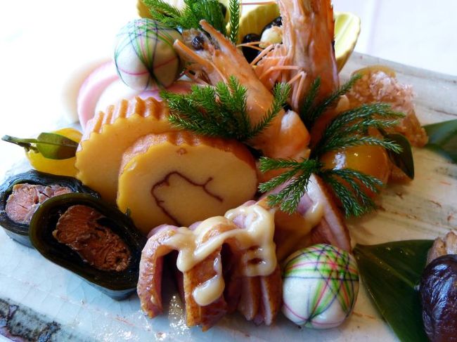 鮭昆布巻き　<br /><br />伊達巻　<br /><br />鴨の燻製　<br /><br />手まり麩　<br /><br />海老芝煮　<br /><br />金柑蜜煮　
