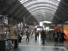 フランクフルト中央駅到着！

ここでケルン行きICEのキップを買います。
一度来たことがある友人曰く
特急だと、遮音壁のある線路を走るけど、
鈍行なら、時間はかかるけど遮音壁も無く、
ライン川沿いの線路を走って行くからそっちがオススメ。
だそうで、急ぐ理由もないので、そちらでのんびり行くことに。
