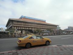 さあ、台湾鉄道に乗るぞー。二日目午前中の散策から台北駅へと引き上げてきました。え、乗りまくるなら朝から乗れよって？　すみません。