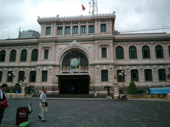 聖母マリア教会の横に建っている中央郵便局。<br />1891年にフランス人建築家によって建造された中央郵便局。<br />当時では珍しい鉄鋼構造。